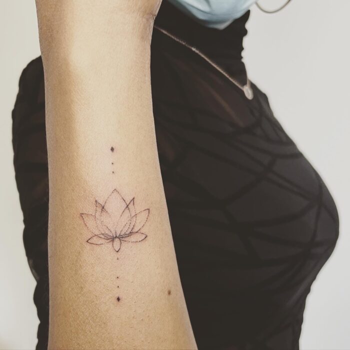 finelines tattoo zürich arm lotusblüte lotus pflanze blume filigran