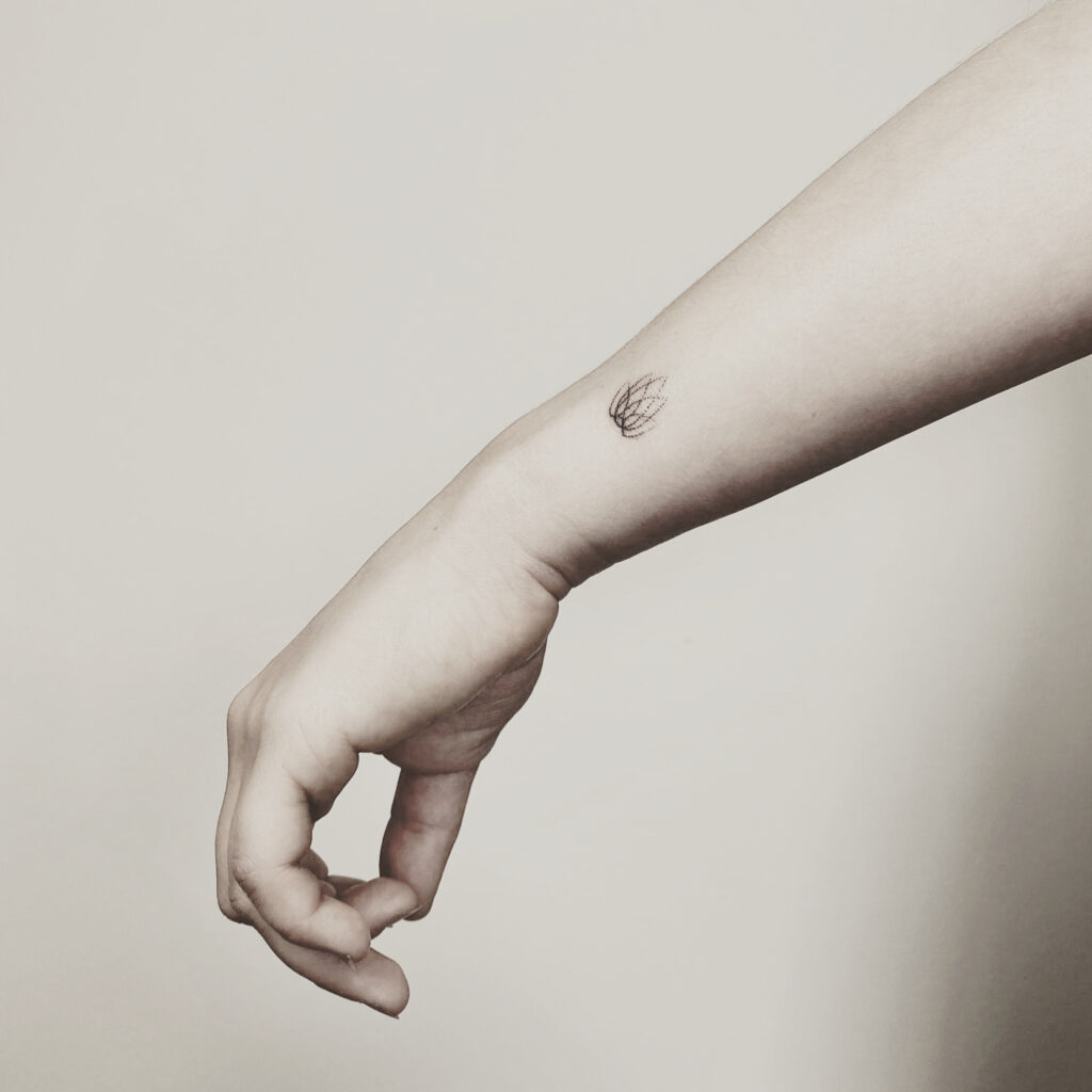 finelines tattoo expert Zürich altststetten minimalistic mini tattoo lotus blume