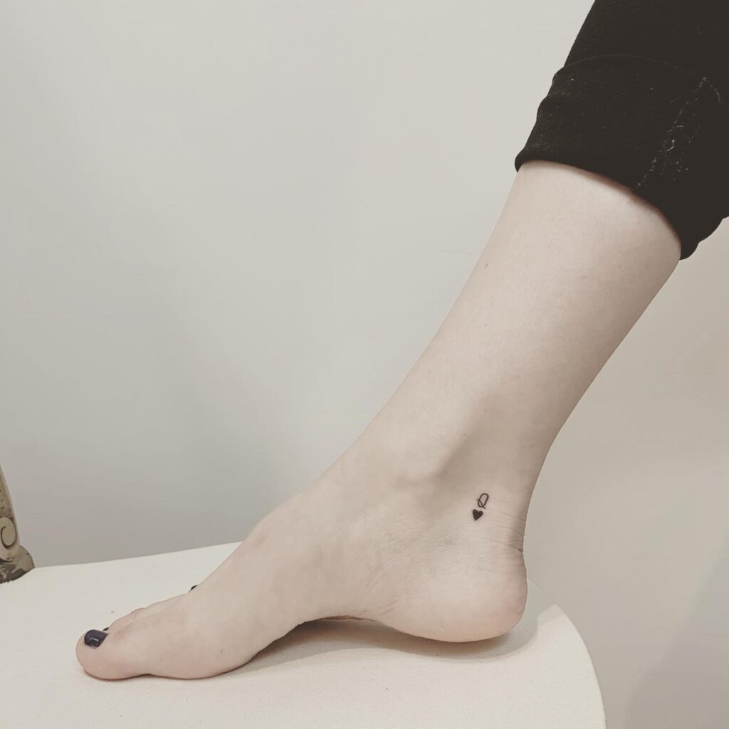 finelines tattoo expert Zürich altststetten minimalistic mini tattoo Queen of heart