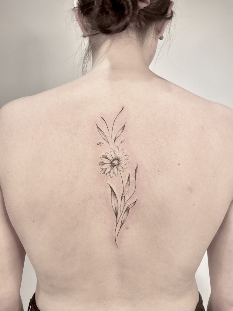 finelines tattoo expert Zürich Altstetten minimalistic linework freehand flower rose