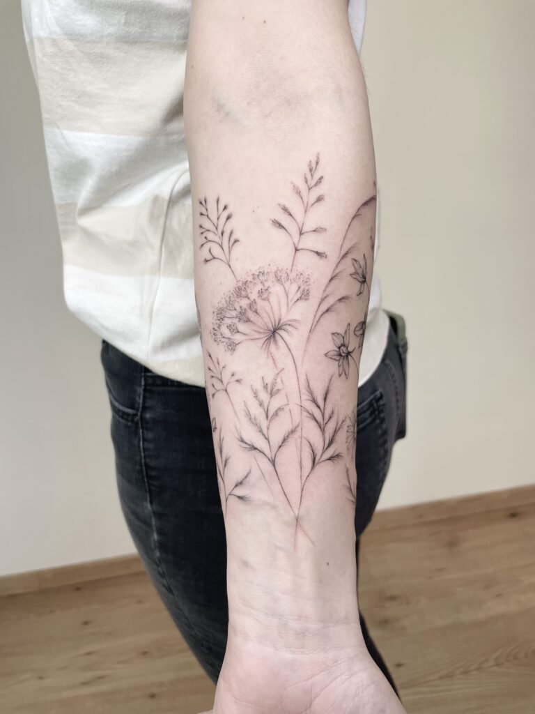 finelines tattoo expert Zürich Altstetten minimalistic freehand Halfsleeve wilde blumen