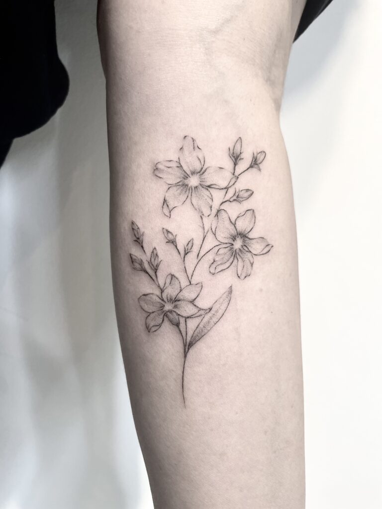 Unterarm Blumen Tattoo freehand fineline tattoo zürich