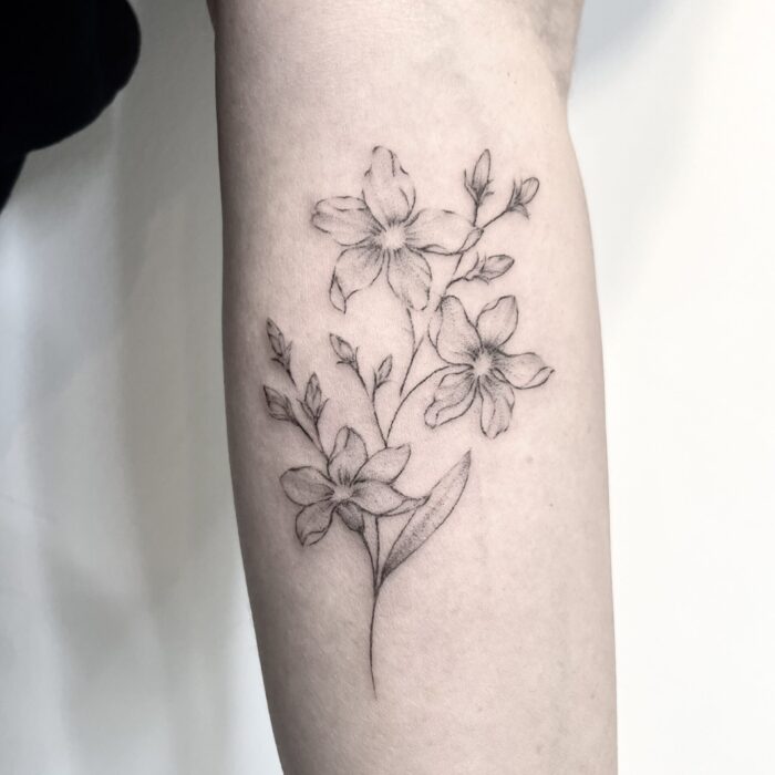 freehand büte design tattoodesign finelines blume wildeblumen feldblumen tattoo auf arm unterarm für frauen