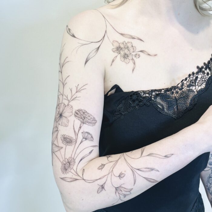 fullsleeve freehand tattoo finelines zurich wilde blumen floral feldblumentattoo frau filigran