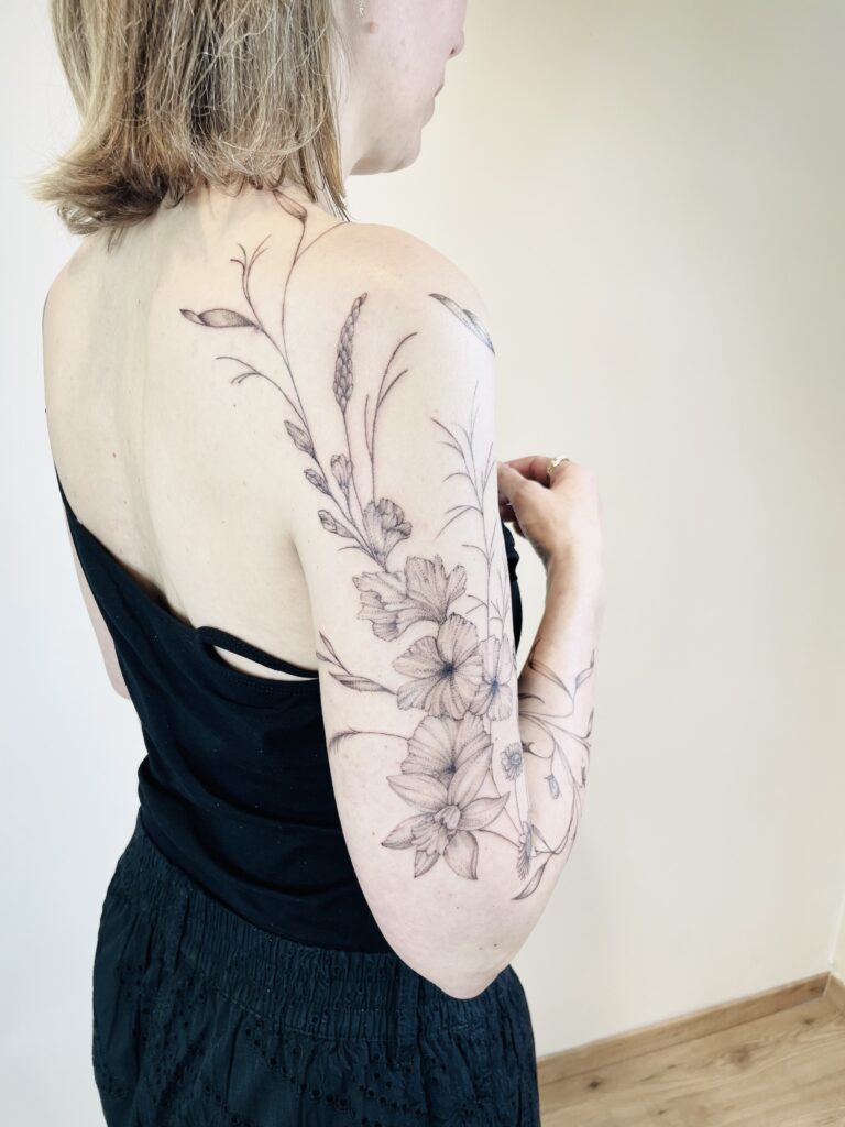 finelines tattoo expert Zürich Altstetten minimalistic freehand fullsleeve wilde blumen