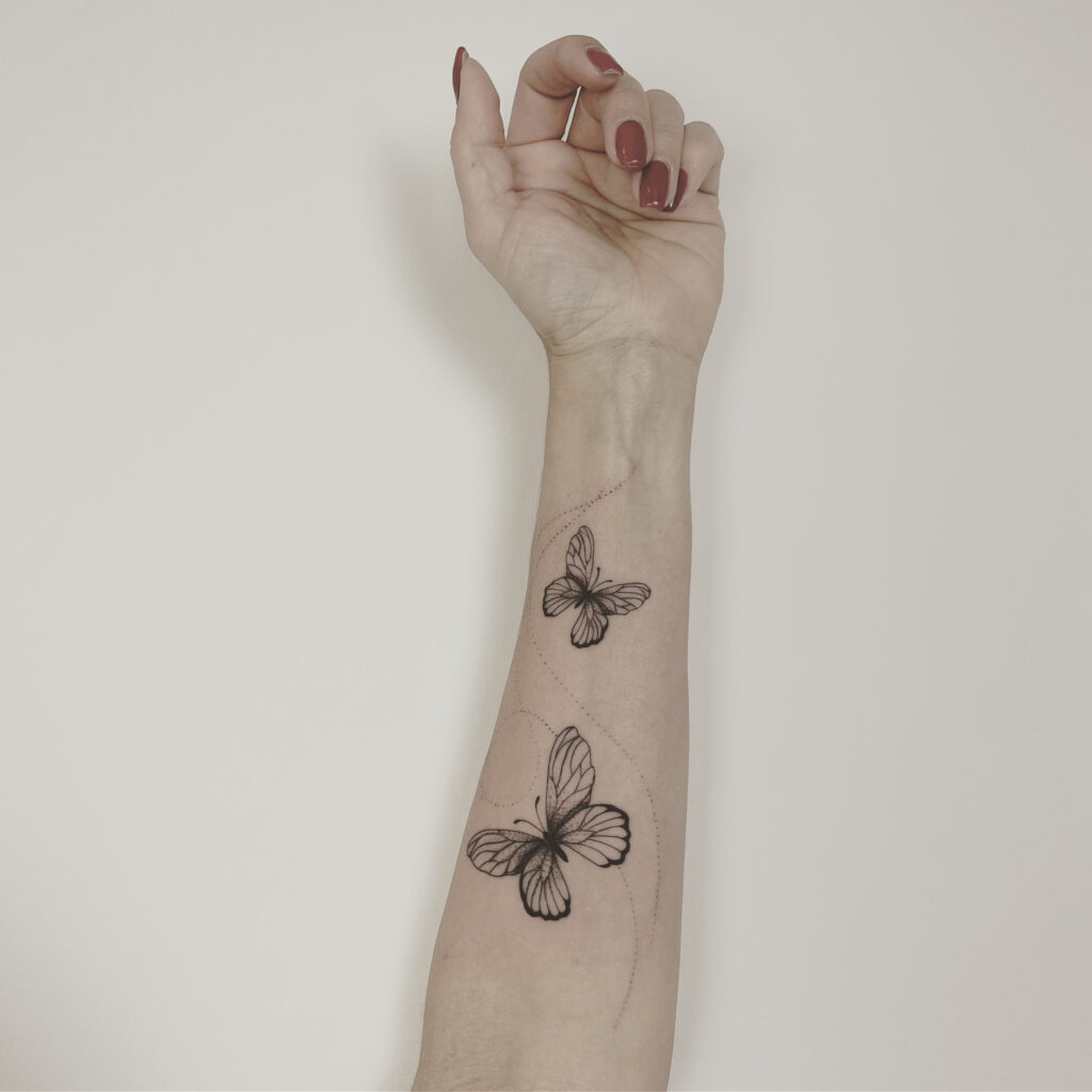 butterfly finelines tattoo expert Zürich altststetten minimalistic mini tattoo schmetterling insect insekt