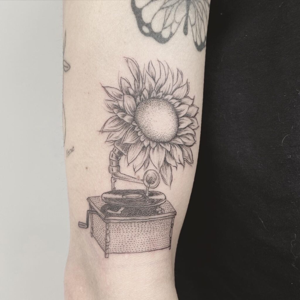 Sunflower gramophone finelines tattoo expert Zürich altststetten minimalistic mini tattoo sonnenblume