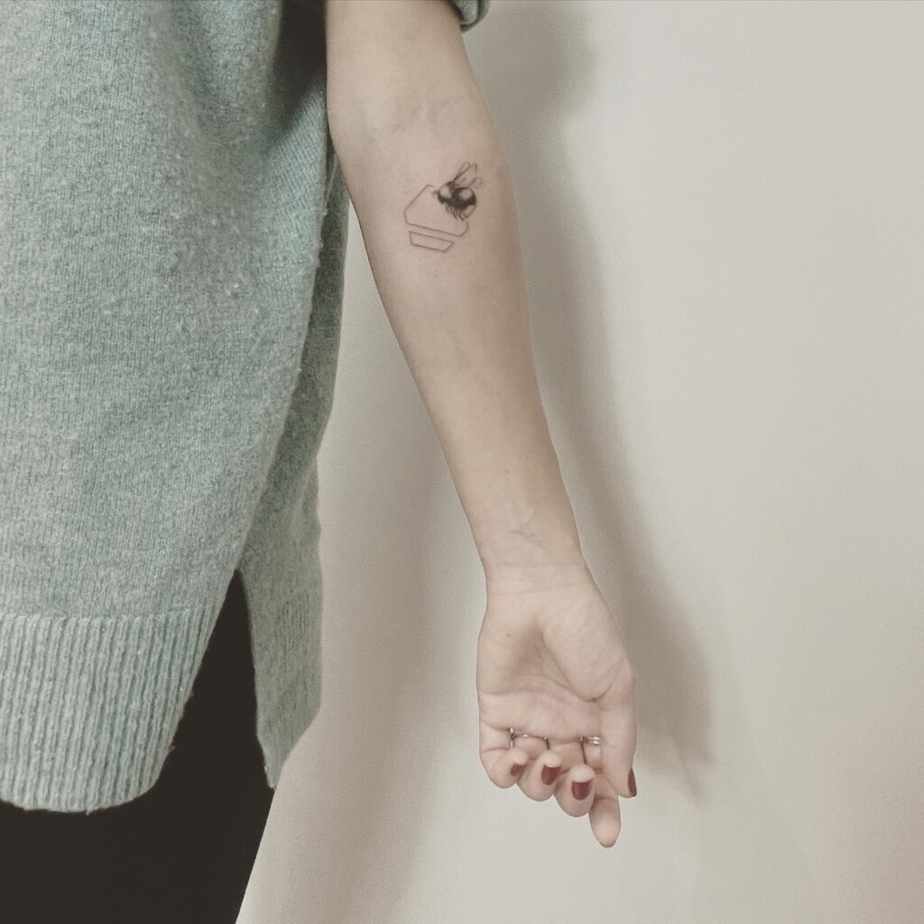 finelines tattoo expert Zürich altststetten minimalistic mini tattoo biene
