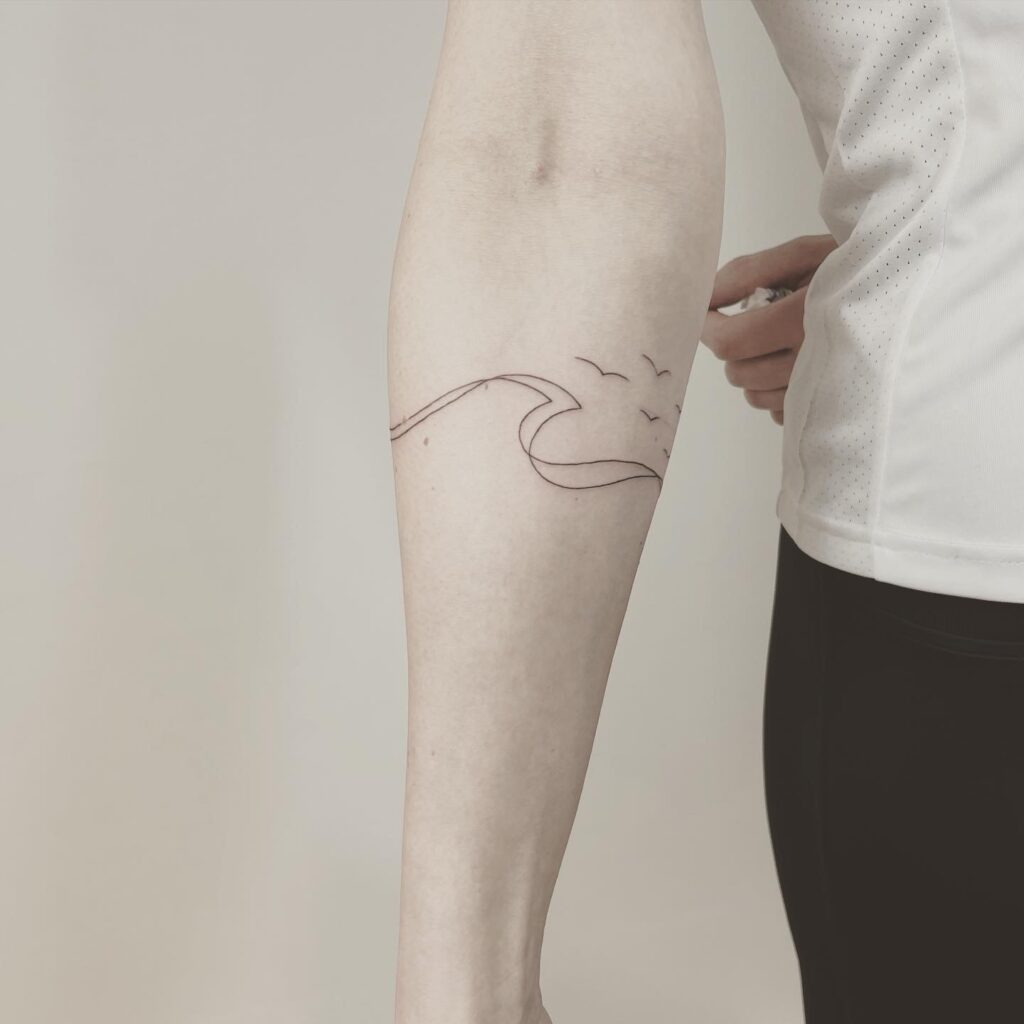 oneline singleline finelines tattoo expert Zürich altststetten minimalistic mini tattoo sea wave