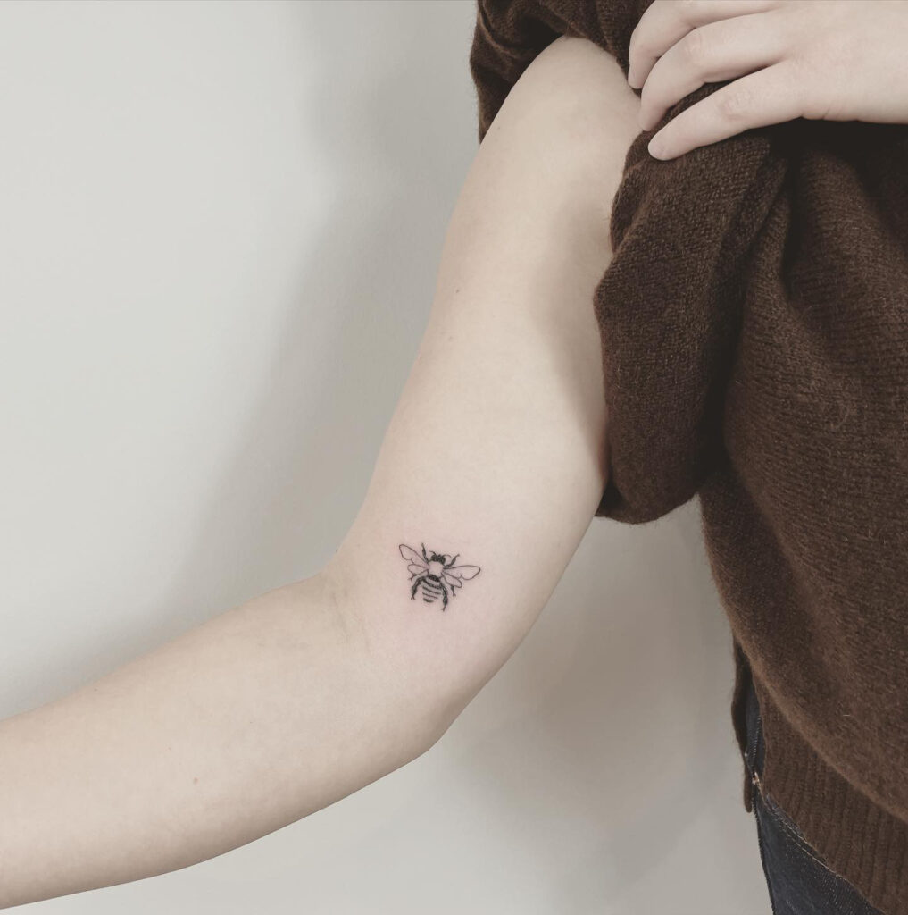 finelines tattoo expert Zürich altststetten minimalistic mini biene bee tattoo