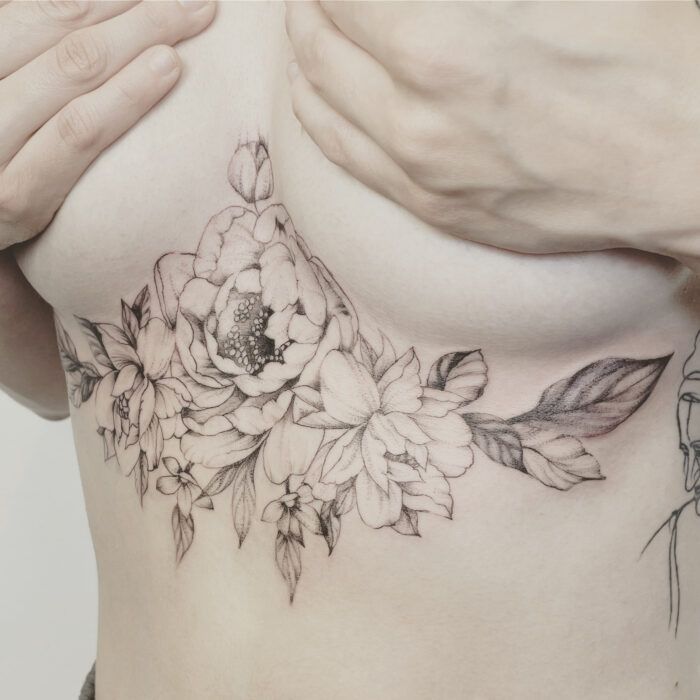 underboob freehand tattoo zürich blumen komposition pfingstrose finelines tattoo art kunst design