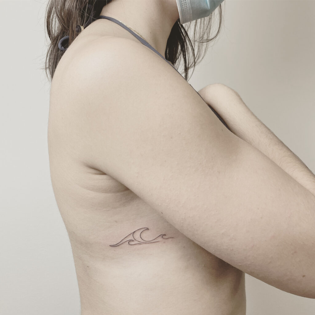 minimalistic and finelines tattoo Zürich wave