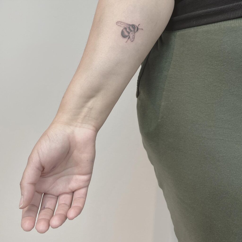 finelines tattoo expert Zürich altststetten minimalistic mini tattoo biene bee