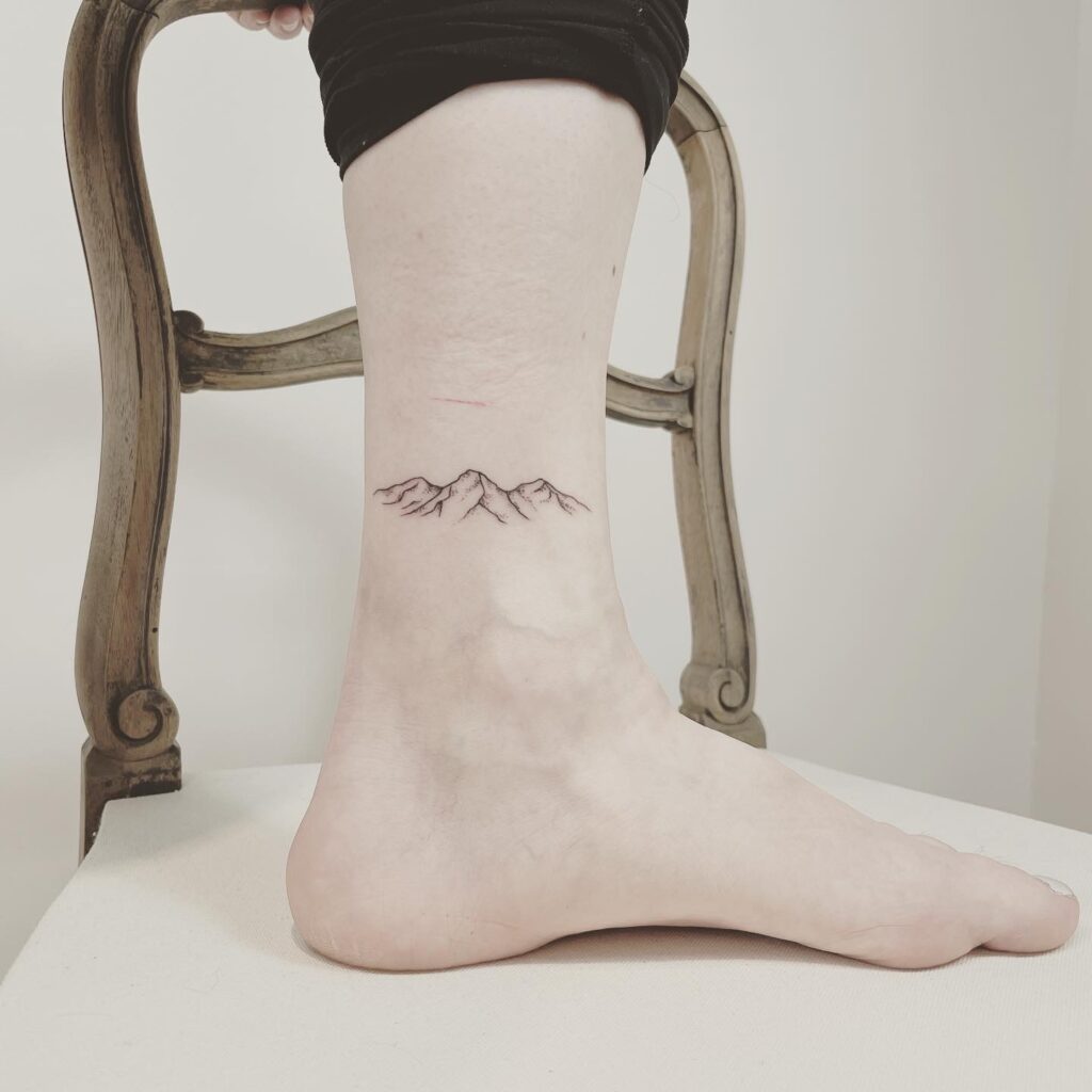 finelines tattoo expert Zürich altststetten minimalistic mini tattoo mountain berg