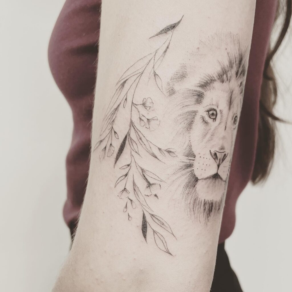 finelines tattoo expert Zürich Altstetten minimalistic linework lion freehand flower