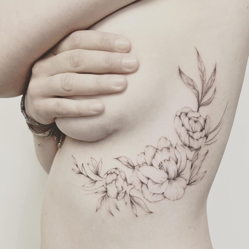 finelines tattoo expert Zürich Altstetten minimalistic linework freehand flower ribcage