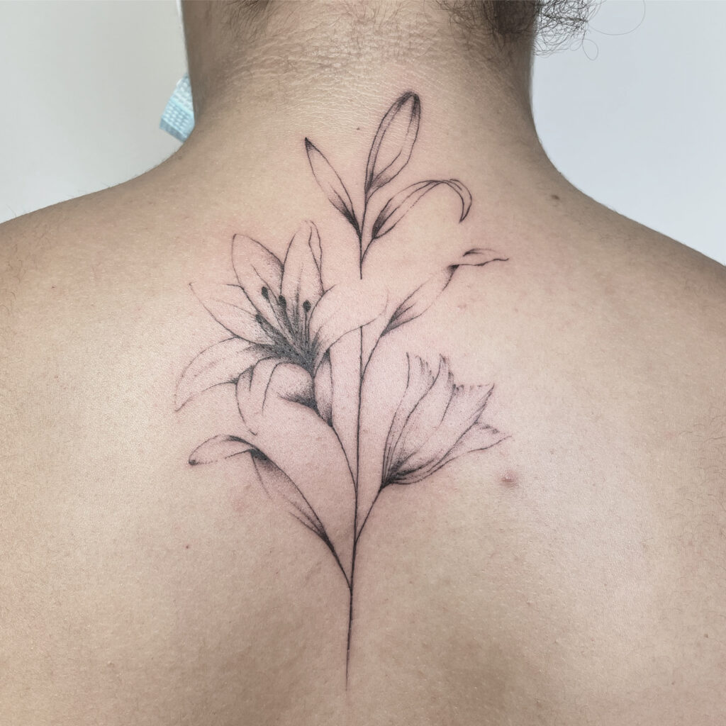 finelines tattoo expert Zürich Altstetten minimalistic linework freehand flower