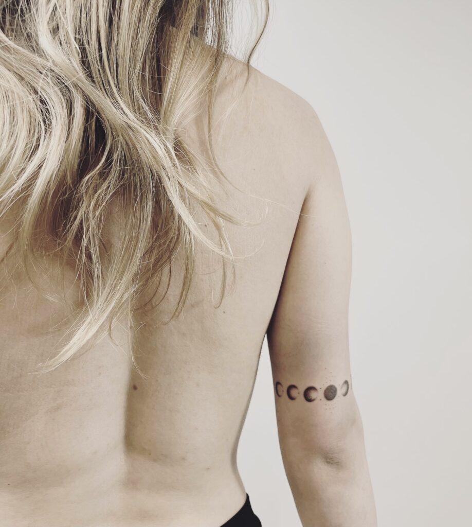 finelines tattoo expert Zürich altststetten minimalistic mini tattoo moon phases