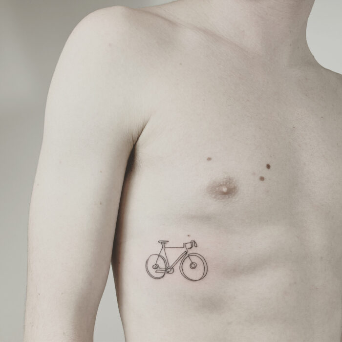 velo fahrrad tattoo minitattoo rippen man zürich finelines