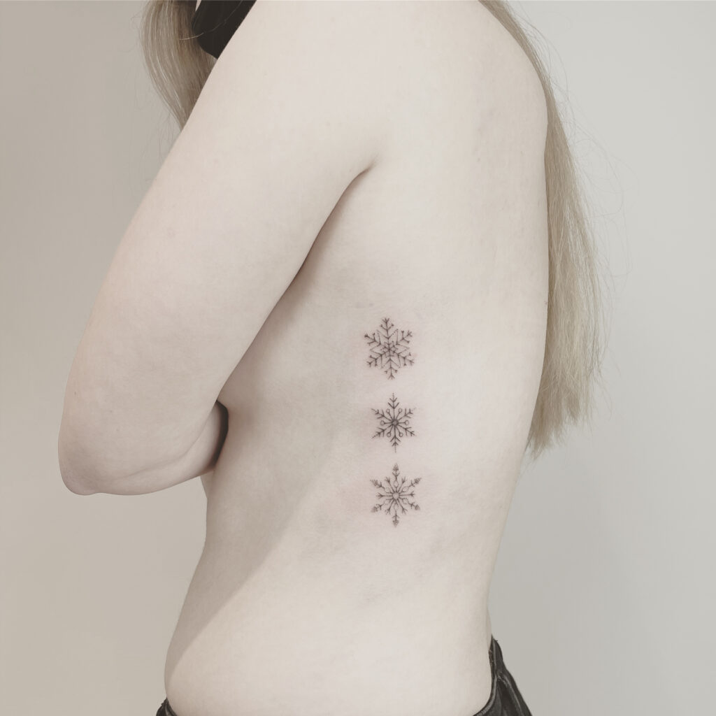 snowflakes schneeflocken minimalistic and finelines tattoo Zürich