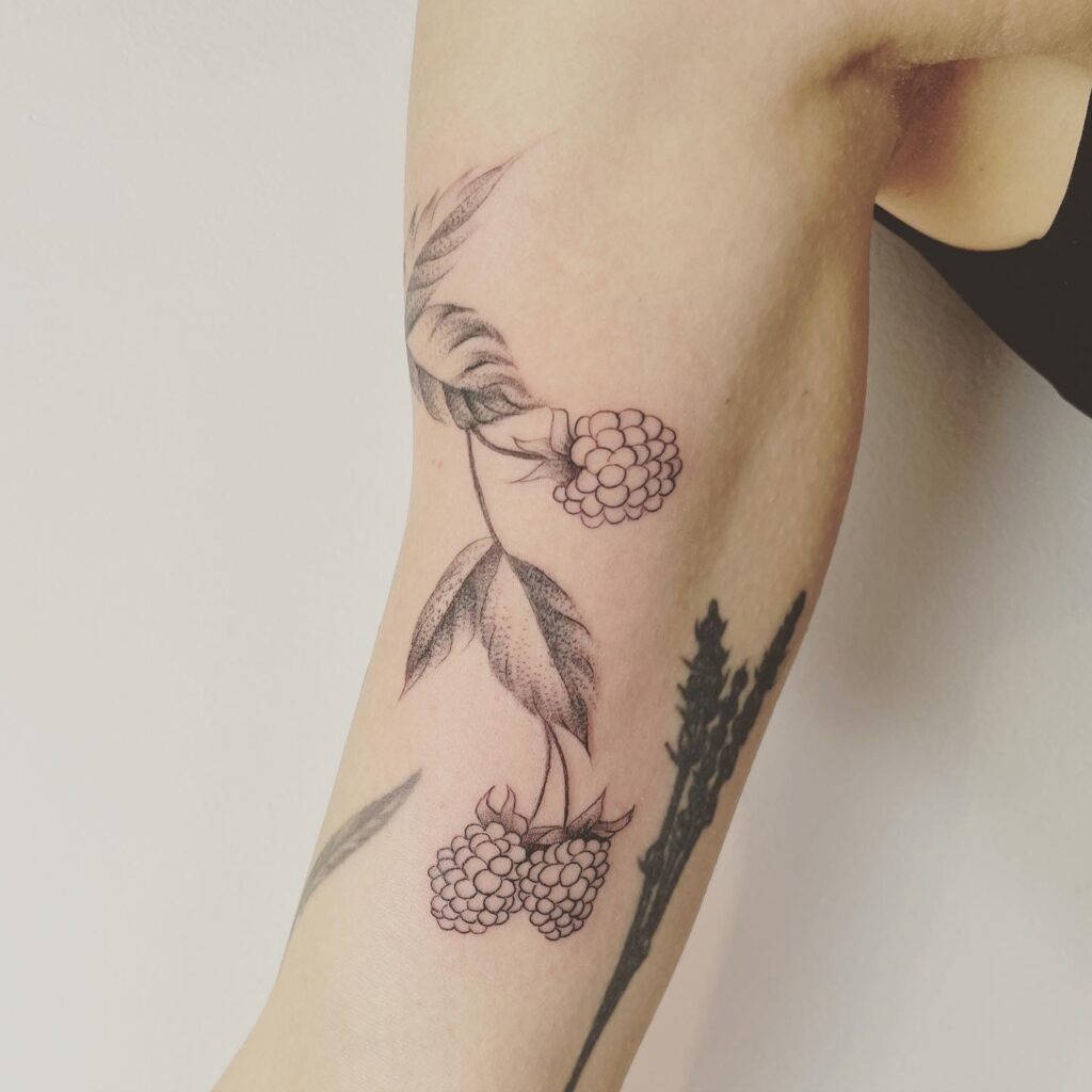 finelines tattoo expert Zürich Altstetten minimalistic linework freehand flower himbeer