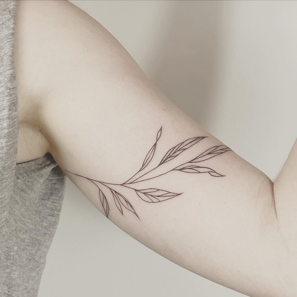 leaves minimalistic and finelines tattoo Zürich