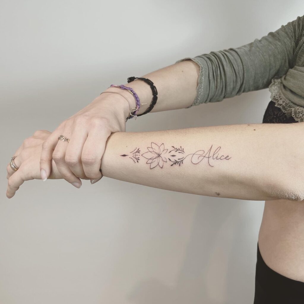 Name tattoo fineline Tattoo schriftzug Zürich frau weiblich filigran dünn