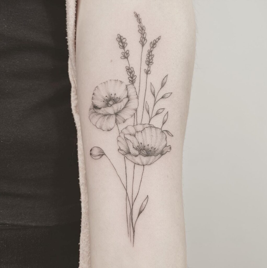 poppy tattoo, poppies and lavender tattoo, fineline tattoo zürich, mohnblume und lavendel fineline tattoo