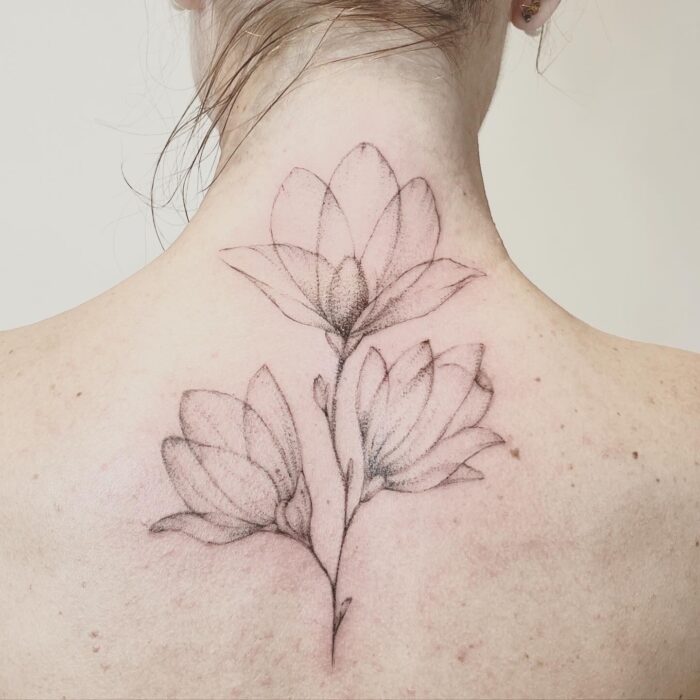 finelines tattoo zürich freehand tattoo, floral tattoo, blumen, filigrane tattoo frau, weibliche tattoos