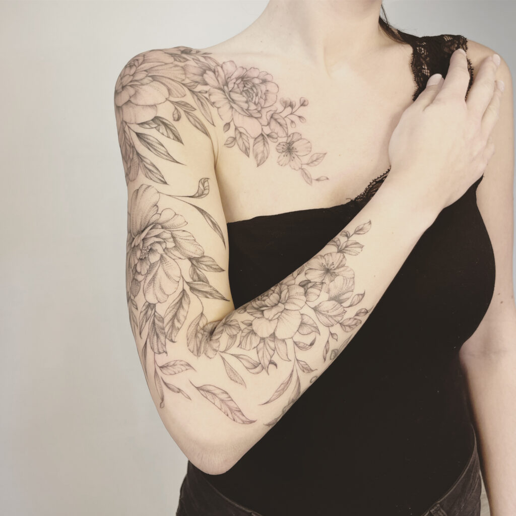 Full-sleeve floral tattoo in fineline style, vollarm tattoo, ganzen Arm tattoo , floral tattoo, blumen tattoo auf ganzen Arm, peonies Tattoo, finelines tattoo zürich