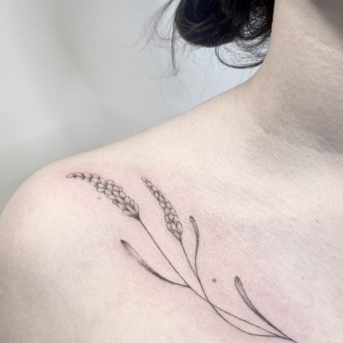 lavendel tattoo finelines Schlüsselbein Zürich