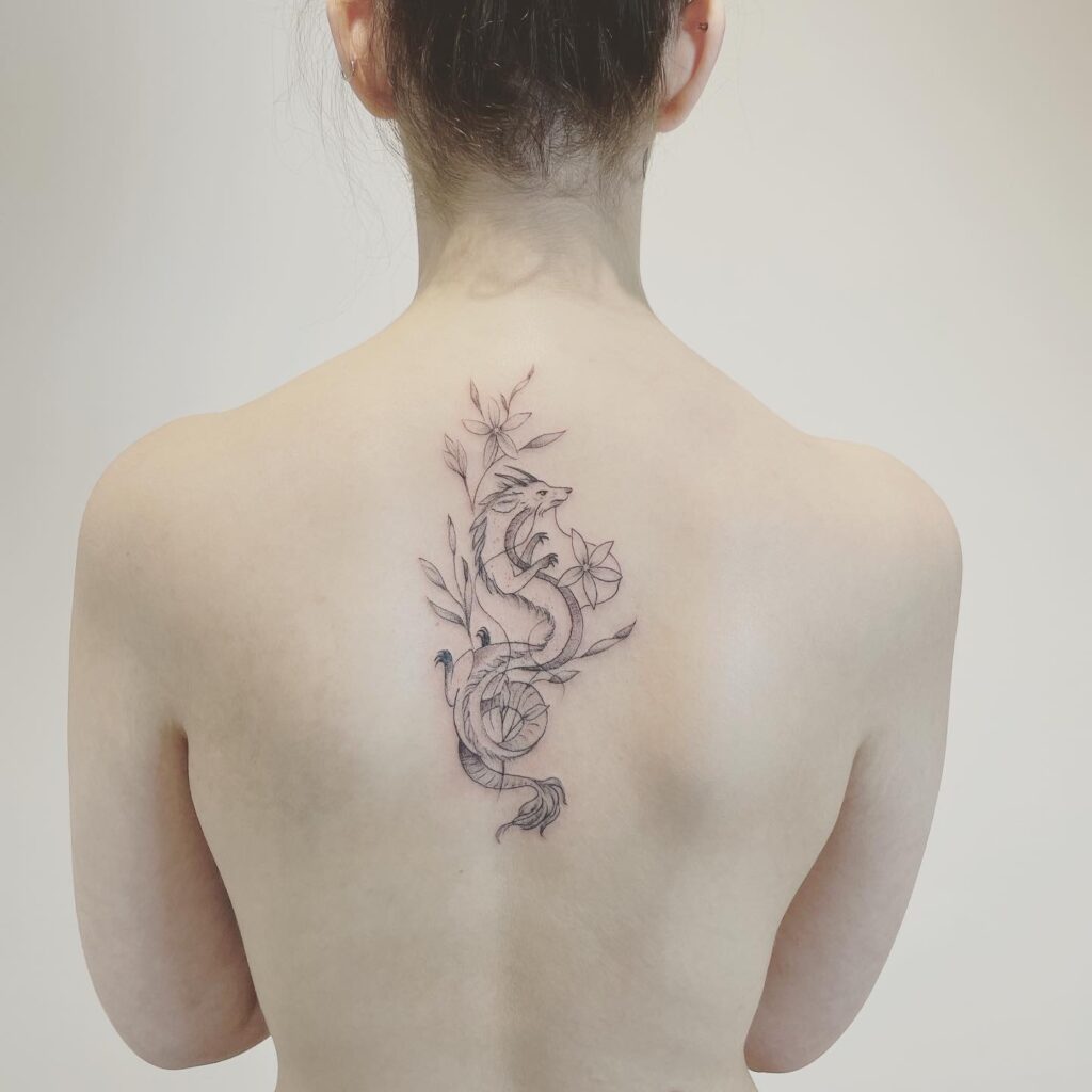 finelines expert in zürich Drache tattoo mit blumen rücken tattoofinelines elegenat weiblich