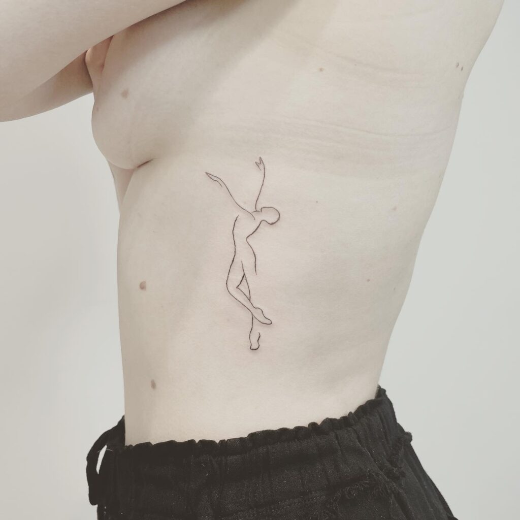 Ribs Tattoo of a ballett dancer jumping on her tiptoes, dancer on pointe tattoo, fineline tattoo of a  zürich dancer, Tanz tattoo auf der Rippen, zeitgenössiche Tattoodesign von eine tänzerin, künstlerisches tattoodesign