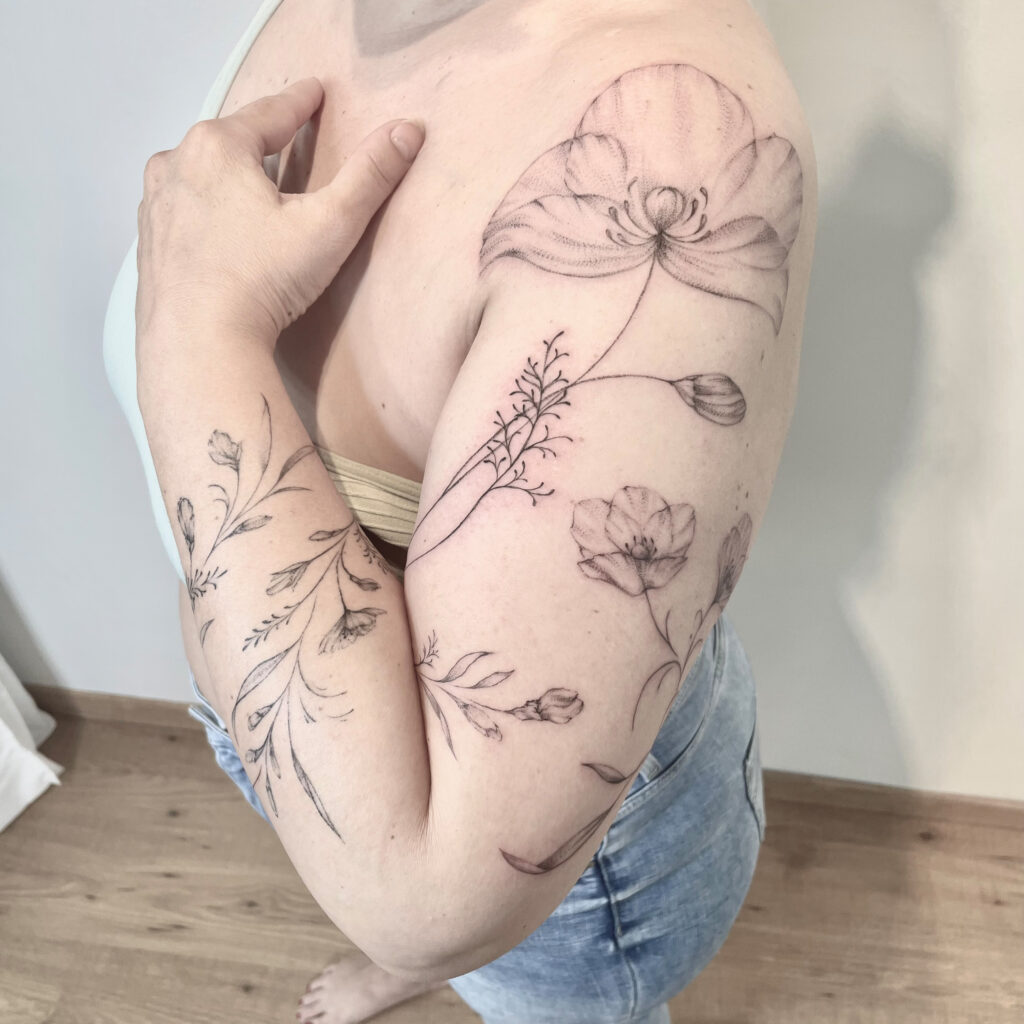 freehand tattoo in fineline style zürich, düne linien , floral tattoo, filgrane linien , dezent tattoo, elegant sleeve tattoo for woman, tattoo inspiration for arm, blumen tattoo auf der arm für eine frau, floral, florals, x-ray flower, Röntgen 
Blumen