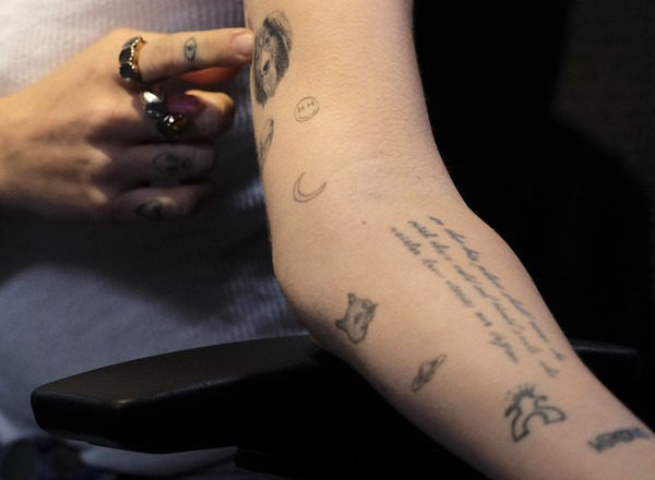 miley cyrus tattoo disaster, miley cyrus unreadable tattoo text on the arm, too small tattoos becoming a blob, undistinct small tattoo designs, zu kleine tattoos heilen nicht gut und werden hässlich und fleckig