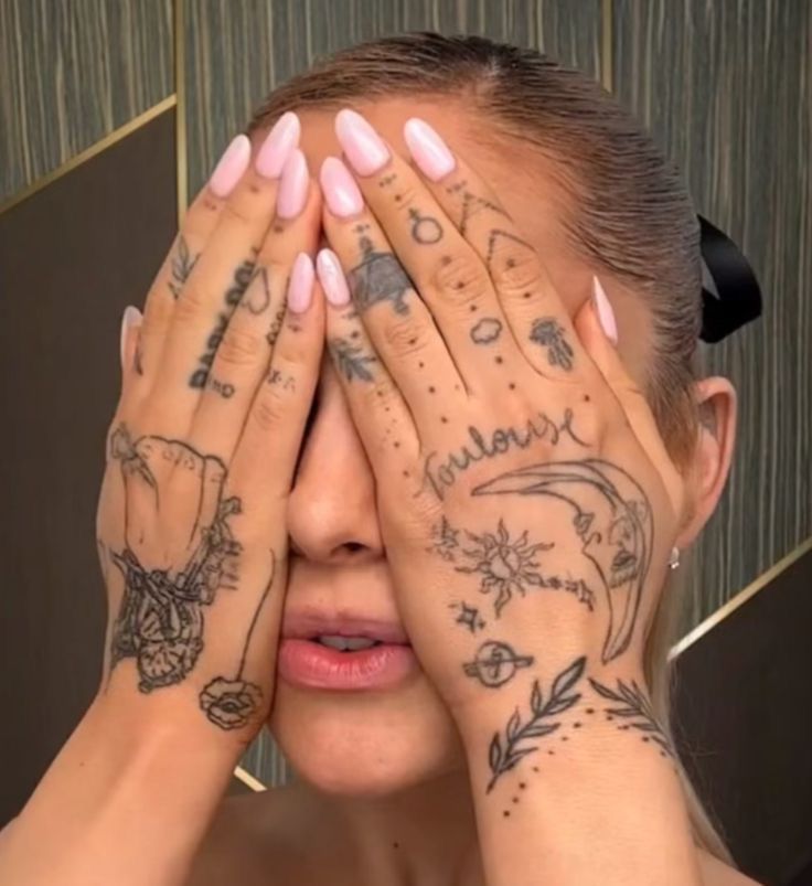 ariana grande tattoo fail, ariana grande finger tattoo disaster, finger tattoo heals badly, finger tattoo heilen nicht gut, tattoo muss ein gewissene grösse haben, zu kleine tattoo verschwinden oder verwischen beim heilung