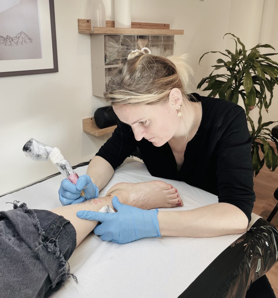 tätowiererin beim arbeiten, erfahrenen tätowiererin mit über 15 jahre erfahrung, tattoo kunst in zürich, freehand tattoos, cover-up specialist, finelines