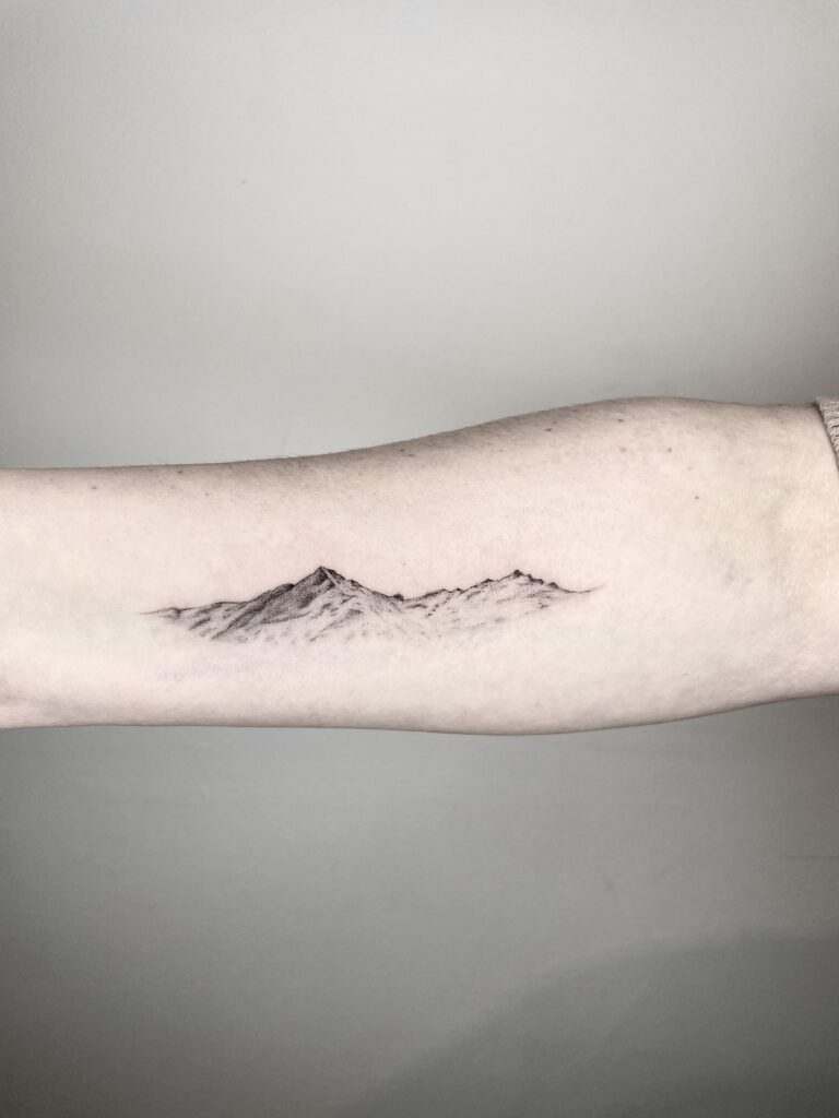 berge fineline tattoo zürich , microrealistic tattoo, artistic tattoo, feine linien, dünne Tattoos, realistic tattoo, sketch mountain tattoo, black ink delicate tattoo