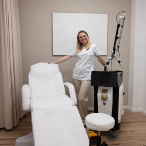 Behandlungsraum für Tattooentfernung mit Pico-Laser und Fachperson in Zürich