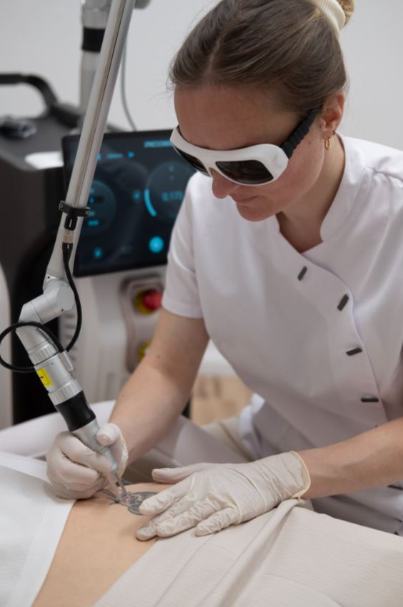 Portrait einer zertifizierten Fachperson für Tattooentfernung mit Pico-Laser in Zürich, spezialisiert auf schnelle und effektive Behandlungen