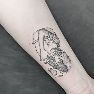 Eine minimalistishe Fine-line anime tattoo
