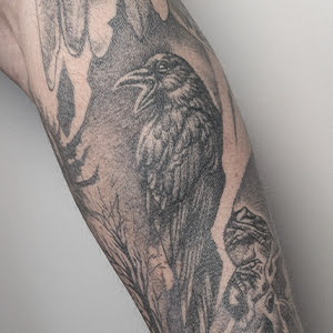 skandinavisches tattoo mit einem Raben Odhins im mikrorealismus, detailliert ausgearbeitete Federn, dunkler schattierter Hintergrund