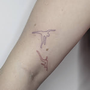 zwei manschliche Figuren im Fine-line-Stil tattoo