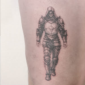 Tattoo von einer Vollkörperdarstellung eines Ritters aus einem Videospiel, in mikrorealismus stil, detailliert ausgearbeiteten Rüstungen und Kapuze