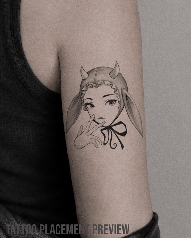 Anime Tattoo Sketch mit weiblichem Manga Charakter, großen Augen, Hand vor dem Gesicht, Haube mit kleinen Teufelshörnern, langen Hasenohren, schwarzer Schleife unter dem Kinn und weichen grauen Schattierungen. Cute Dark Anime Girl Tattoo Design im Black and Grey Stil.