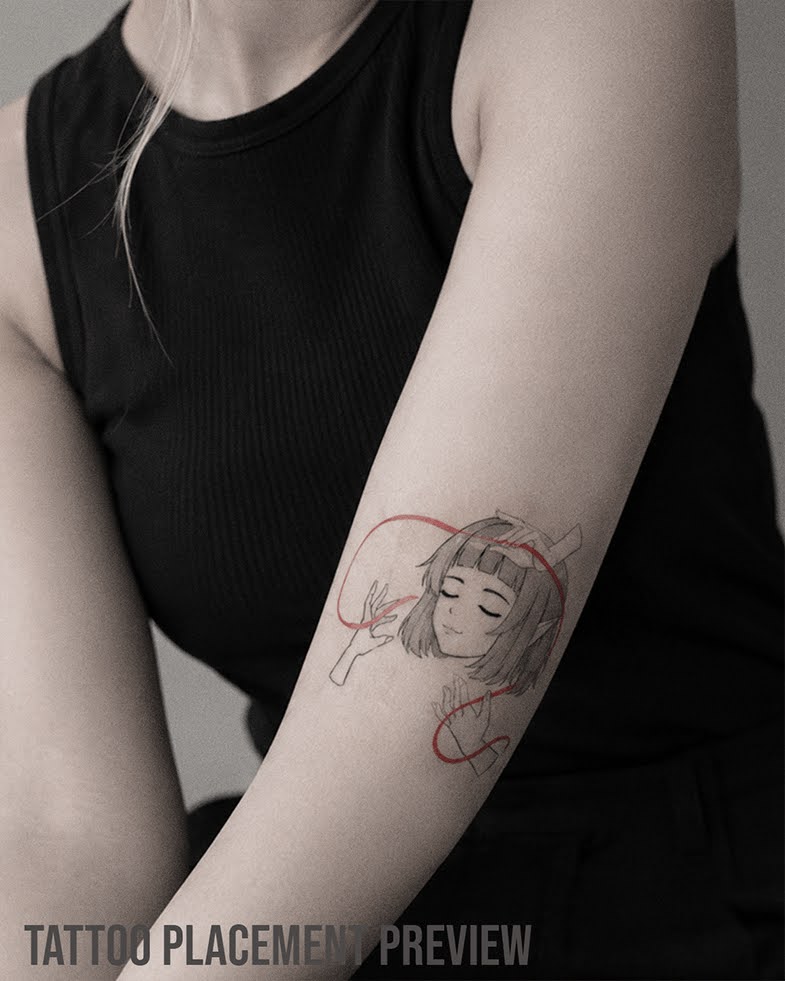 Minimalistischer Anime Tattoo Flash mit schlafendem Elf Girl, kurzen Haaren, zarten Händen und rotem Faden. Schwarz-grauer Manga Sketch mit kleinem roten Akzent.