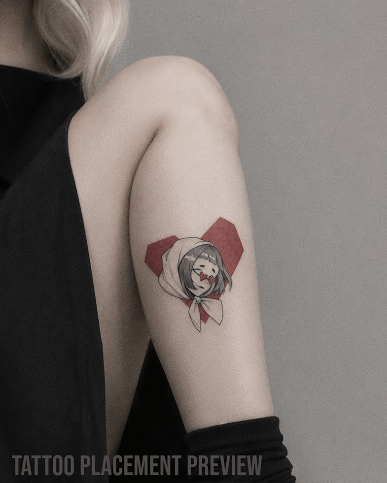 Manga inspiriertes Tattoo Motiv mit kleinem Anime Charakter, Kapuze, roter Schleife und geometrischem Herz im Hintergrund. Süßes Anime Tattoo im minimalistischen Black and Grey Stil mit roten Akzenten.