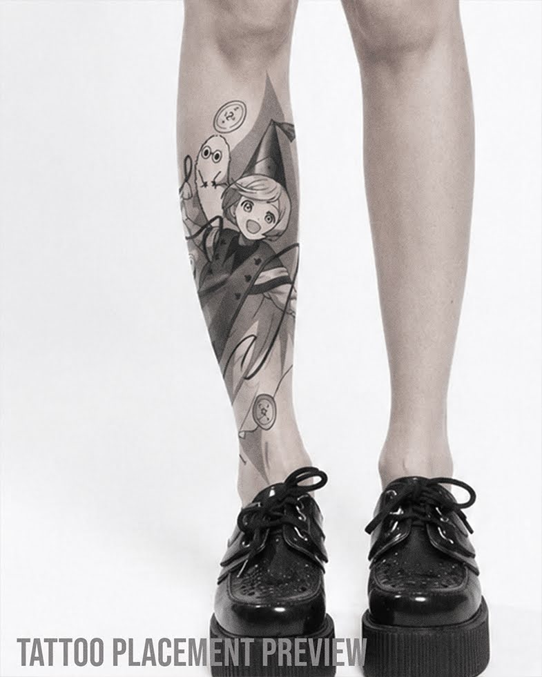 Anime Tattoo mit Coco / Koko aus Witch Hat Atelier, auch bekannt als Atelier of Witch Hat. Manga Mädchen mit kurzem Haar, spitzem Hexenhut, weiter Zauberrobe, flatternden Bändern, kleinem flauschigem Begleiter und magischen Siegeln oder Runen im Hintergrund. Black and Grey Anime Tattoo Design für Wade, Unterarm oder Anime Sleeve.