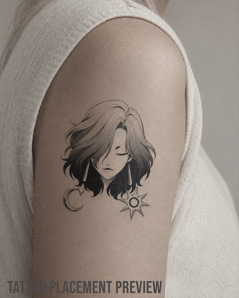 Elegantes Fineline Tattoo mit weiblichem Porträt, geschlossenen Augen, weichem welligem Haar und langen Ohrringen mit Mond und Sonnenstern Symbolen. Zartes Black and Grey Tattoo im minimalistischen Stil.