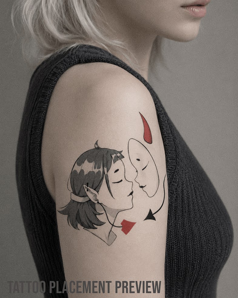 Elegantes Fineline Tattoo mit weiblichem Profil, geschlossenen Augen, feinen Gesichtslinien, japanischer Kitsune Maske, rotem Akzent und minimalistischen Black and Grey Details auf dem Oberarm.
